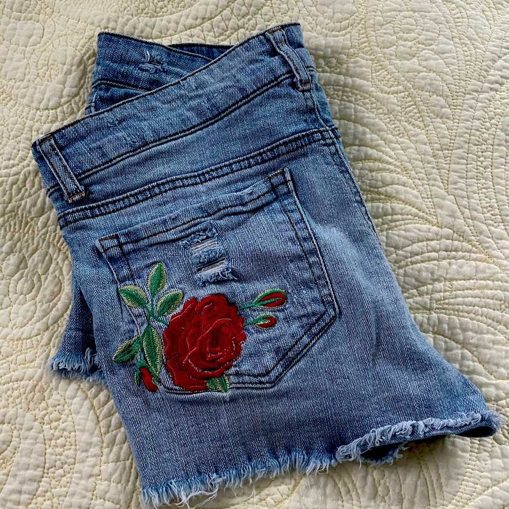 Embroidered low rise shorts